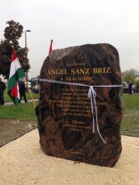 Ángel Sanz Briz emlékkő